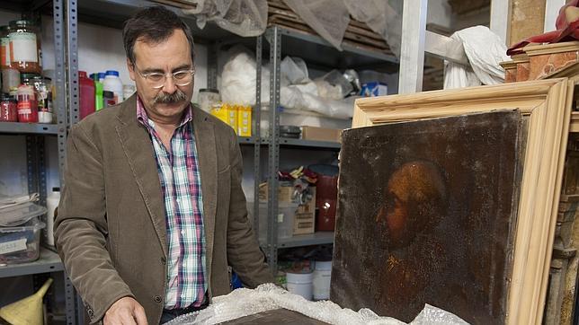 Javier Barbasn muestra un cuadro