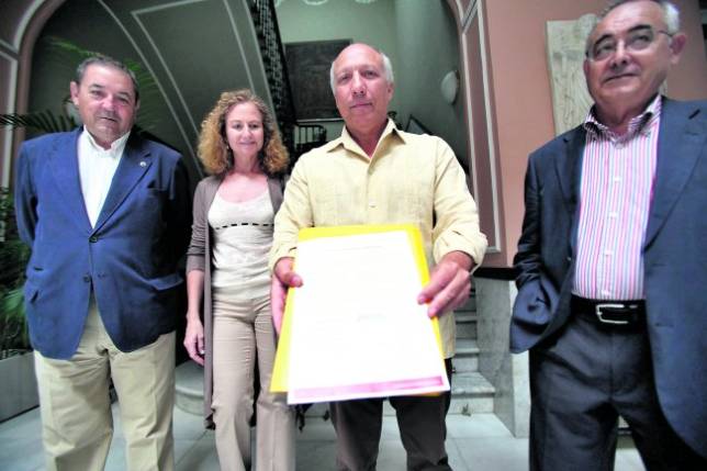 Anselmo Valds, en el centro, ayer en el Ateneo con los pliegos de las firmas presentadas
