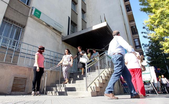 Varios usuarios ayer en el centro sanitario de la Avenida de Am�rica, en la capital cordobesa