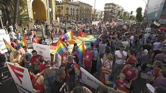 La cabalgata del Orgullo Gay de Sevilla llevaba este a�o como lema Iguales en Derechos, Iguales en Dignidad�
