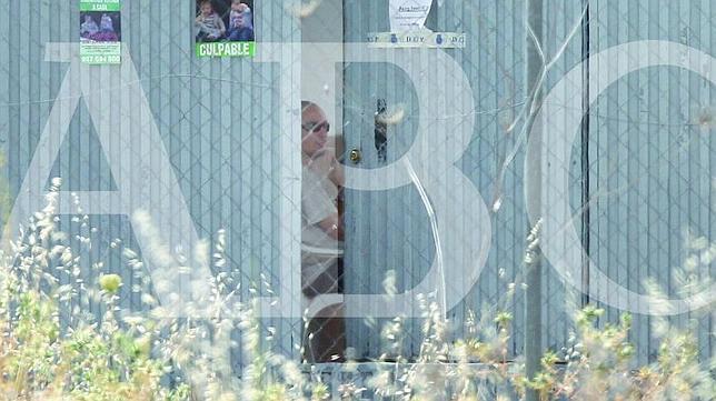 Bret�n, rapado, sentado en su finca mientras rastrea la Polic�a y el equipo de ge�logos y arque�logos en la tarde del jueves