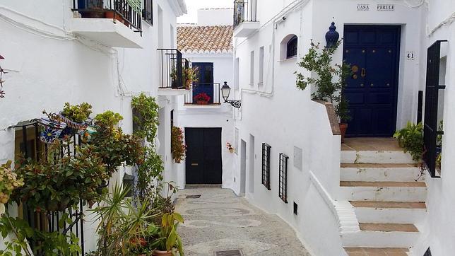 Una de las sinuosas calles de Frigiliana, M�laga