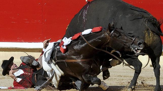 Hermoso de Mendoza pone al rojo vivo San Ferm�n y sale a hombros con Armend�riz