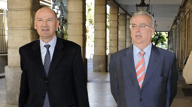 Antonio Fern�ndez, junto a su abogado