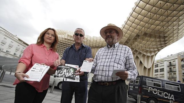 Los socialistas Ver�nica P�rez, Enrique Abad  y Jos� Caballos ayer repartiendo pasquines en las Setas 