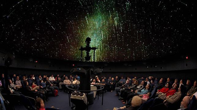 Lluvia de estrellas, en una imagen facilitada por el Planetario del Parque de las Ciencias de Granada.