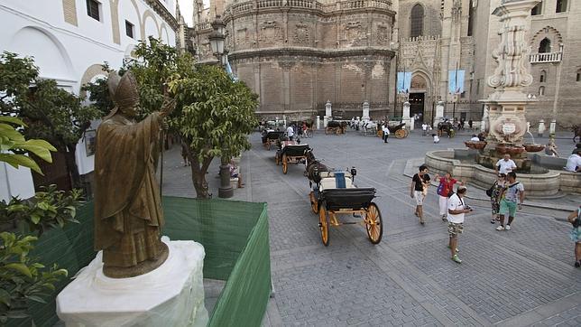 El monumento a Juan Pablo II, situado en la Plaza Virgen de los Reyes, ser� bendecido hoy