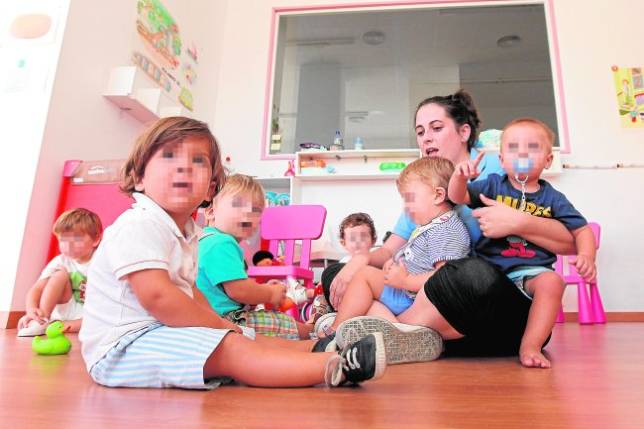 Ni�os con su educadora en la guarder�a Los Cuquitos, en el Tablero Bajo