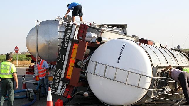 Cami�n siniestrado en la carretera que une Brenes y Carmona