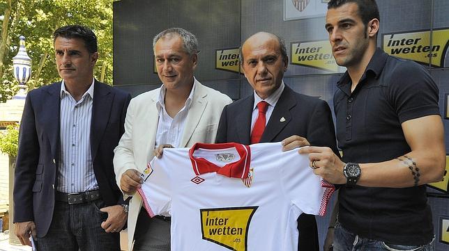 M�chel, Wolfgang Fabian, Del Nido y Negredo posan con la camiseta patrocinada por Interwetten