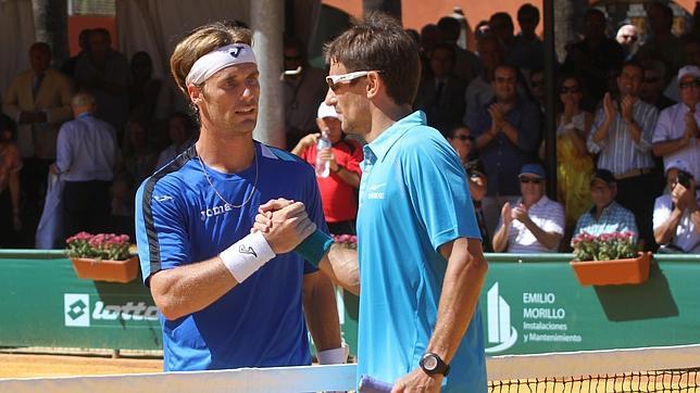 Los finalistas se saludan al t�rmino del partido