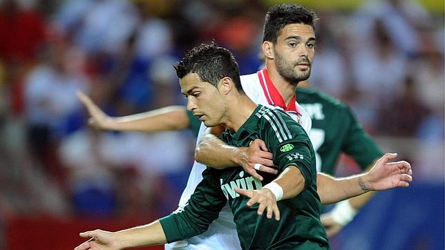 Cristiano Ronaldo y Bot�a forcejean en una jugada a bal�n parado