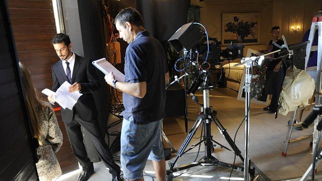 Los actores de la serie repasan el guin mientras los tcnicos ultiman los detalles de la escena