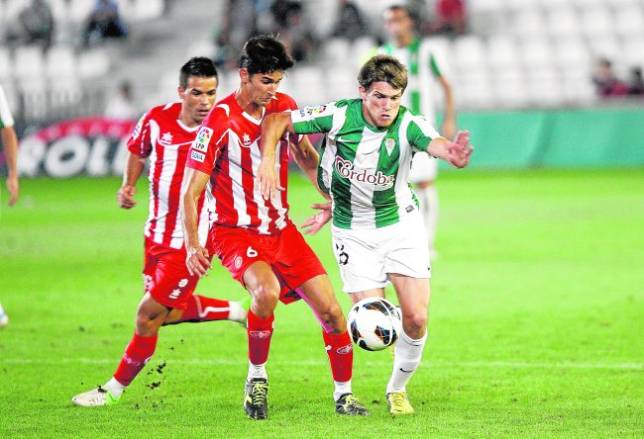 Dubarbier disputa un bal�n en el encuentro de ayer ante el Girona