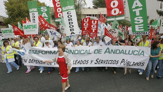 Cabecera de la manifestacin de ayer en el Hospital Reina Sofa