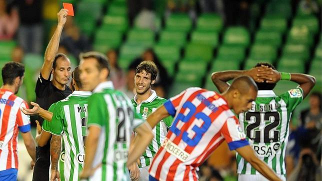 �lvarez Izquierdo muestra tarjeta roja a un jugador del Betis