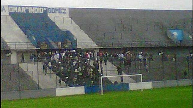 Los hinchas violentos de la barra brava entrando en el estadio del Quilmes con el atad
