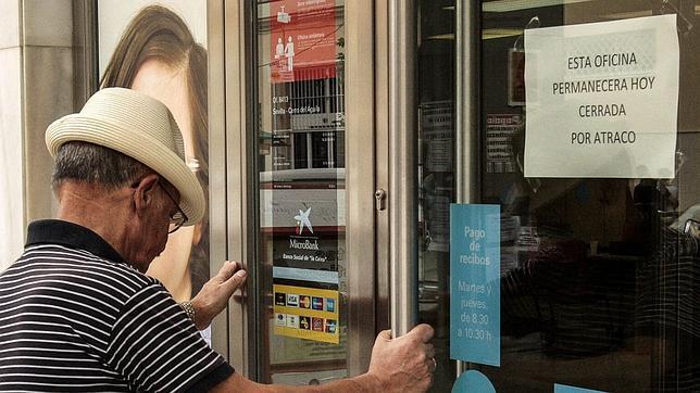 La sucursal del Cerro atracada este viernes, colgaba el cartel de �cerrada� esta ma�ana