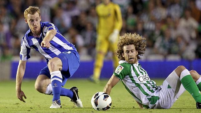 El centrocampista de la Real Sociedad, David Zurutuza, ante el jugador del Betis, Jos� Alberto Ca�as