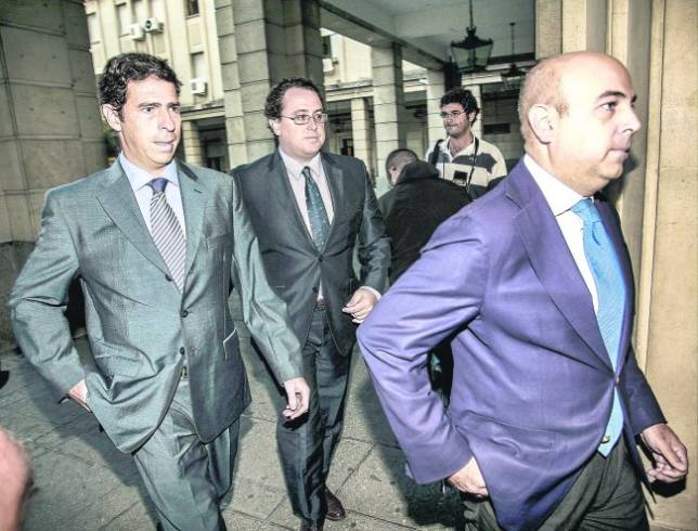 Jos� Ignacio de Rojas, a la izquierda, y Pedro S�nchez Cuerda, a la derecha, con su abogado 