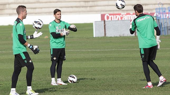 Adri�n, Casto y Fabricio, entrenando en la ciudad deportiva del Betis