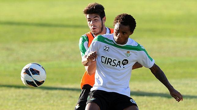 Nelson, en un entrenamiento del Betis
