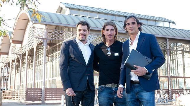 Los hermanos Juanjo y scar Vega, junto a Sergio Ramos en las Naves del Barranco