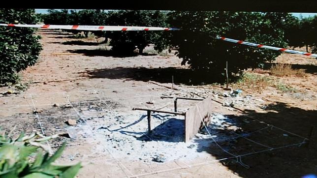 Imagen de los restos de la hoguera que Jos� Bret�n hizo en la finca de Las Quemadillas el 8 de octubre de 2011