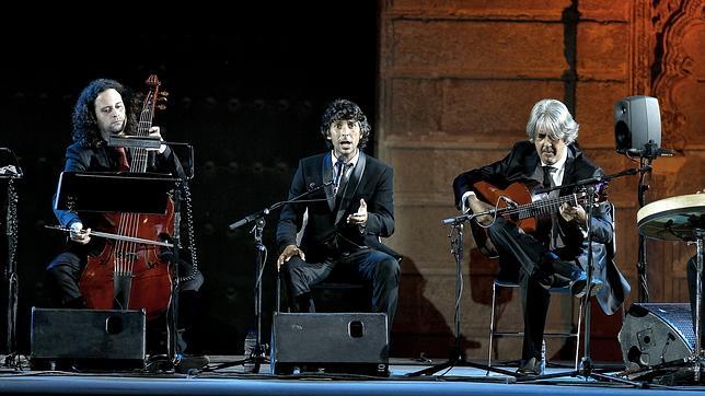Fahmi Alqhai, tocando la viola de gamba, junto a Arc�ngel, en la pasada Bienal