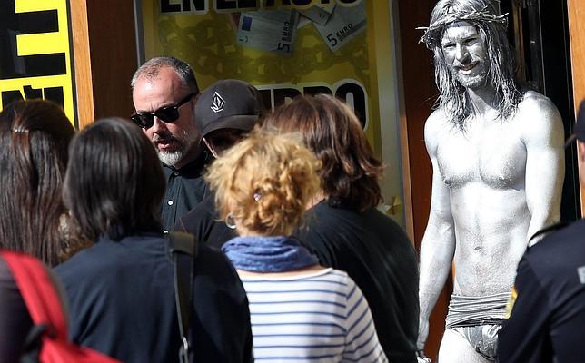 El actor, pintado de plata, en la Gran Va