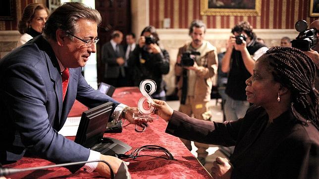 Zoido muestra si reconocimiento a Gloria Peter Ekereuwen  