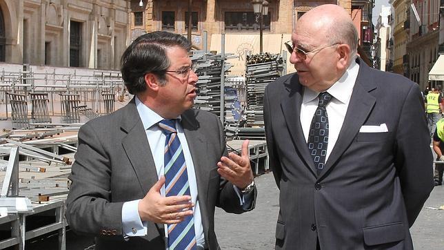 Arenas, con el delegado de Fiestas Mayores inspeccionando la Carrera Oficial