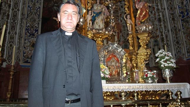 Jes�s Poyato, en el sagrario de la parroquia de San Mateo de Lucena