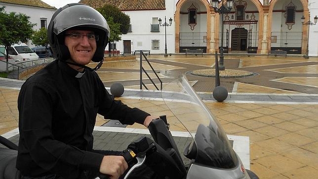 Jos� Antonio Jim�nez, en su moto, ante la parroquia de La Carlota
