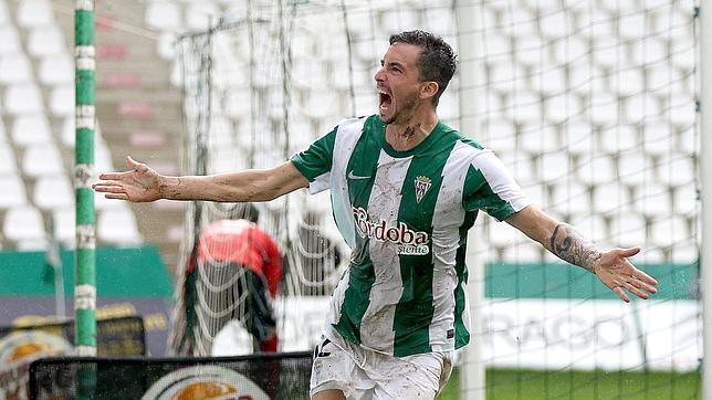 Enzo Renella celebra bajo la lluvia el gol del triunfo ante el Guadalajara