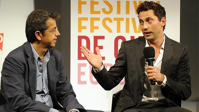 Le�n, junto a Carrasco, atendiendo a los medios antes de recoger su premio