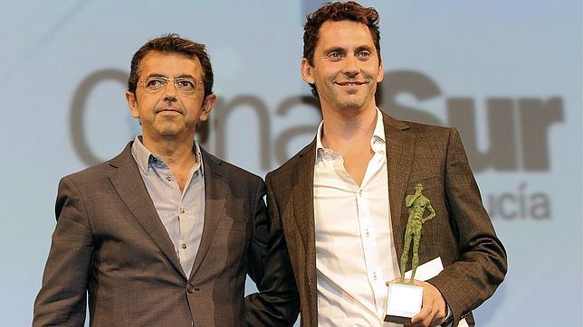 El director de la RTVA, Pablo Carrasco, tras entregar a Paco Le�n el premio a su trayectoria