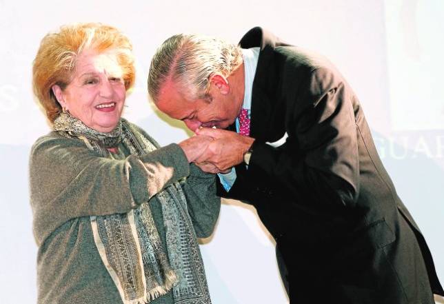 El director general de la Guardia Civil, Arsenio Fernndez de Mesa, besa a la viuda de Mingote durante la entrega de los premios