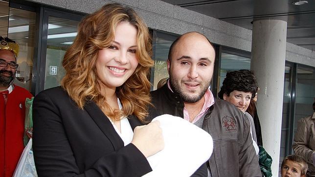Jessica Bueno y Kiko Rivera, saliendo del hospital donde ha nacido su primer hijo
