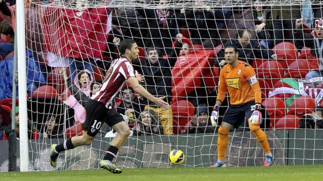 De Marcos celebra el primer gol del Athletic