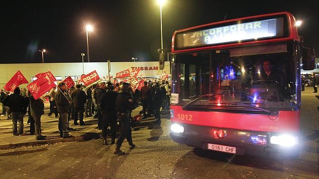 Salida de autobuses de las cocheras de Tussam en la pasada huelga general del 29 de marzo