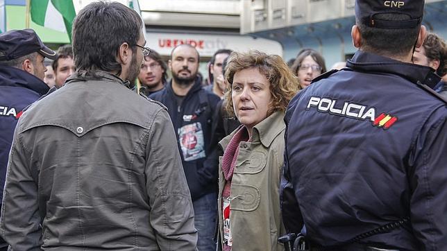 Alba Doblas rodeada de polic�as durante la huelga general del 14-N