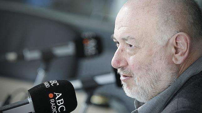 Juan Eslava Gal�n durante la entrevista que ha realizado en ABC Punto Radio