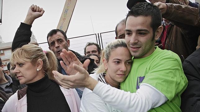 Luc�a Nieto abraza a su pareja, Jos� Mar�a Vilches, tras conocer la suspensi�n del desahucio de su vivienda
