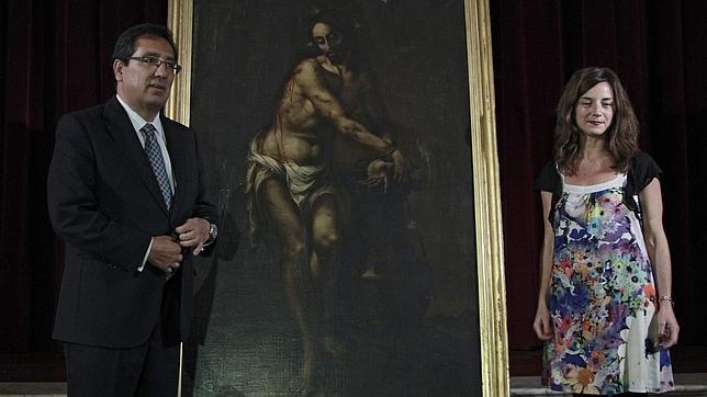 Antonio Pulido posa con la obra subastada