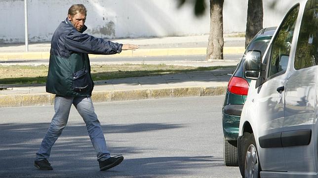 Un gorrilla se�ala un aparcamiento