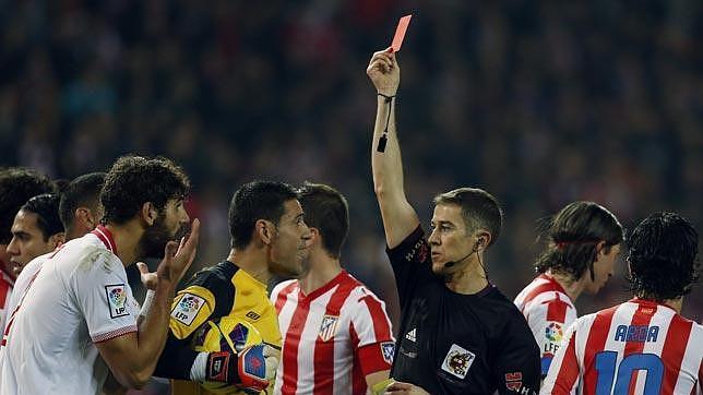 El �rbitro Ignacio Iglesias Villanueva saca la tarjeta roja a Fazio