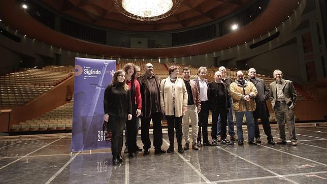 El equipo artstico de Siegfried encima del escenario sobre el que se harn las cuatro funciones