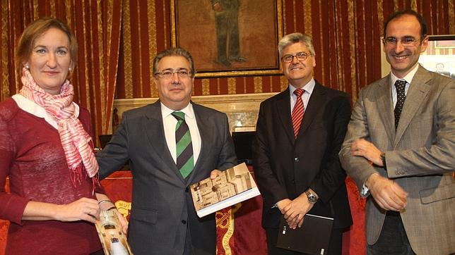 Mar S�nchez Estrella, el alcalde, Javier Landa y el autor de la publicaci�n, Luis M�ndez