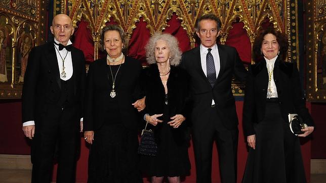 Enriqueta Vila Vilar, junta a la duquesa de Alba y Alfonso Diez , durante el acto por su ingreso en la Real Academia de la Historia